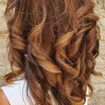 Foto di donna con capelli medi ramato scuro