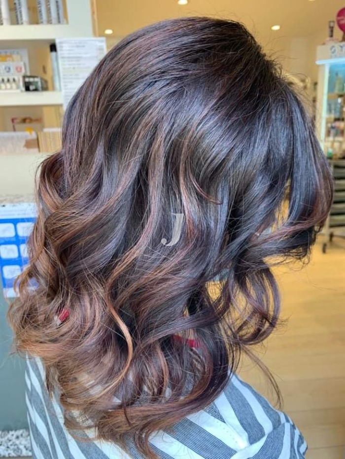 Foto di donna con capelli medi ramato scuro