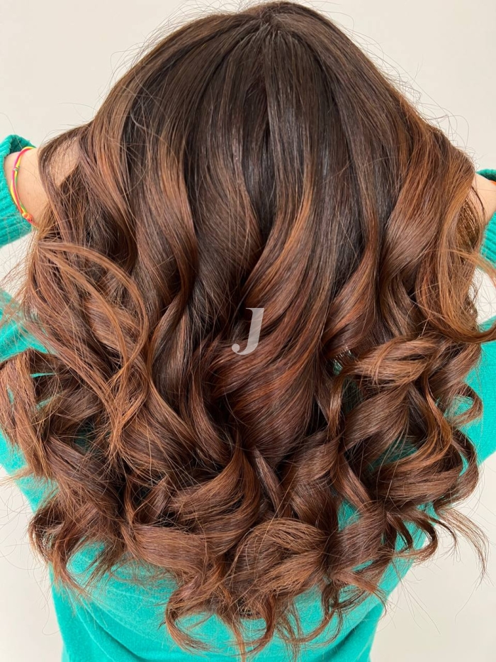 Foto di donna con capelli medi ramato scuro