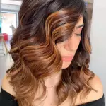 Foto di donna con capelli medi ramato scuro