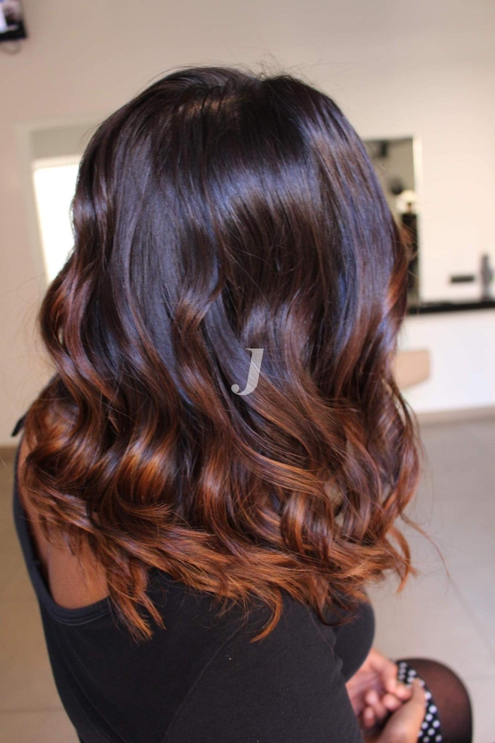 Foto di donna con capelli medi ramato scuro