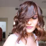 Foto di donna con capelli medi ramato scuro