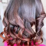 Foto di donna con capelli medi ramato scuro