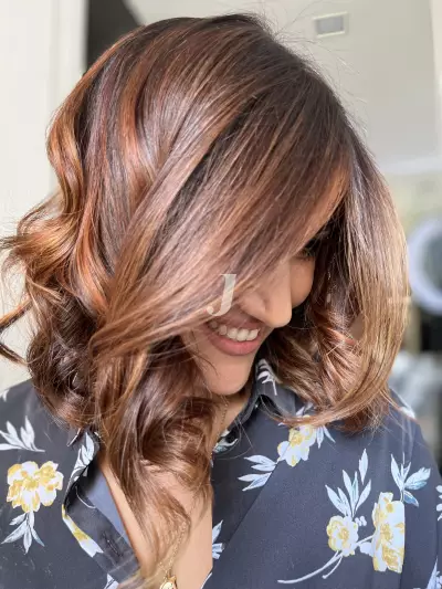 Foto di donna con capelli medi ramato scuro