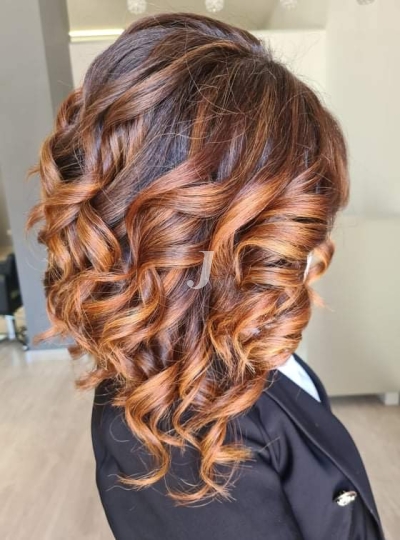 Foto di donna con capelli medi ramato scuro