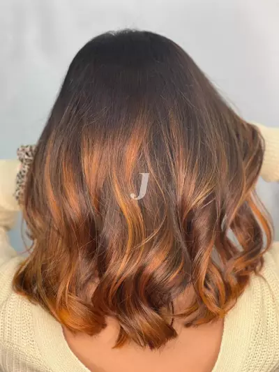 Foto di donna con capelli medi ramato scuro