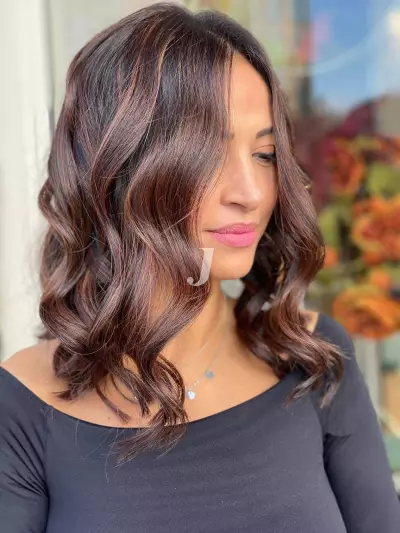 Foto di donna con capelli medi ramato scuro