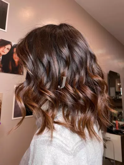 Foto di donna con capelli medi ramato scuro