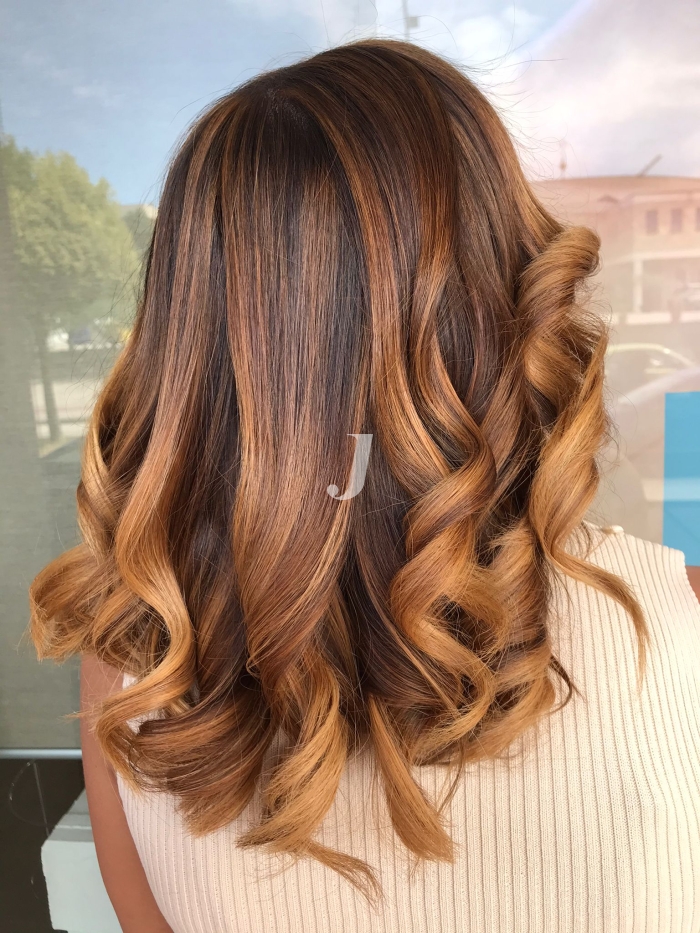 Foto di donna con capelli medi ramato scuro