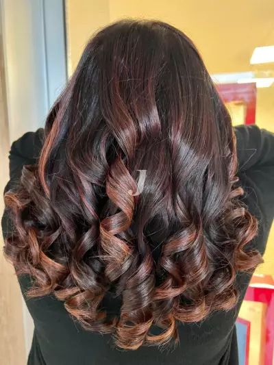 Foto di donna con capelli medi ramato scuro