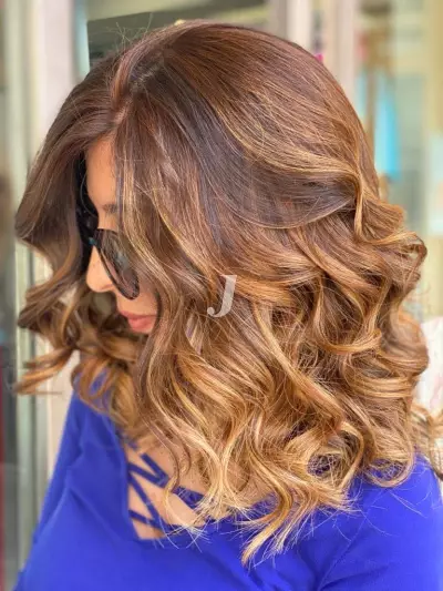 Foto di donna con capelli medi ramato scuro