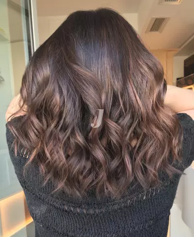 Foto di donna con capelli medi ramato scuro