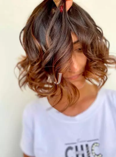 Foto di donna con capelli corti ramato scuro