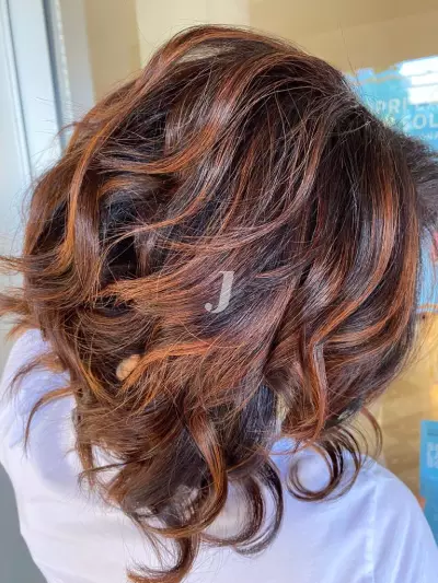 Foto di donna con capelli corti ramato scuro