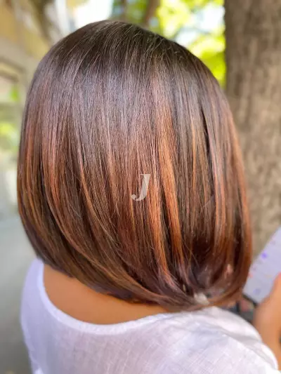 Foto di donna con capelli corti ramato scuro