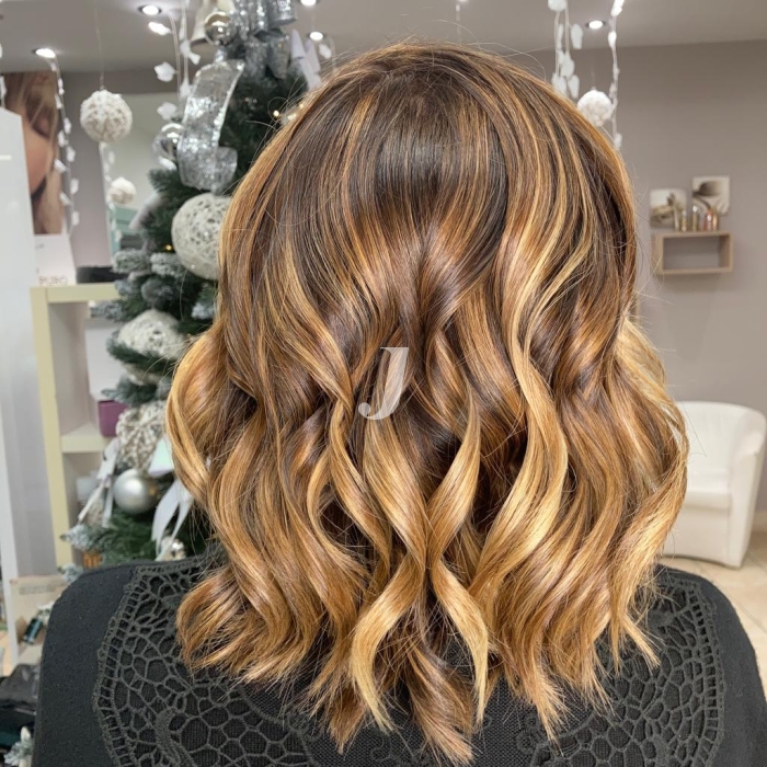 Foto di donna con capelli medi biondo medio dorato