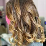 Foto di donna con capelli medi biondo medio dorato