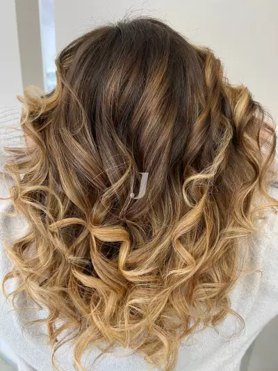 Foto di donna con capelli medi biondo medio dorato