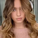 Foto di donna con capelli medi biondo medio dorato