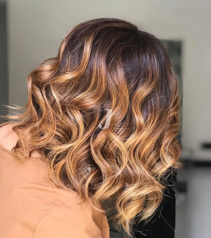 Foto di donna con capelli medi biondo medio dorato