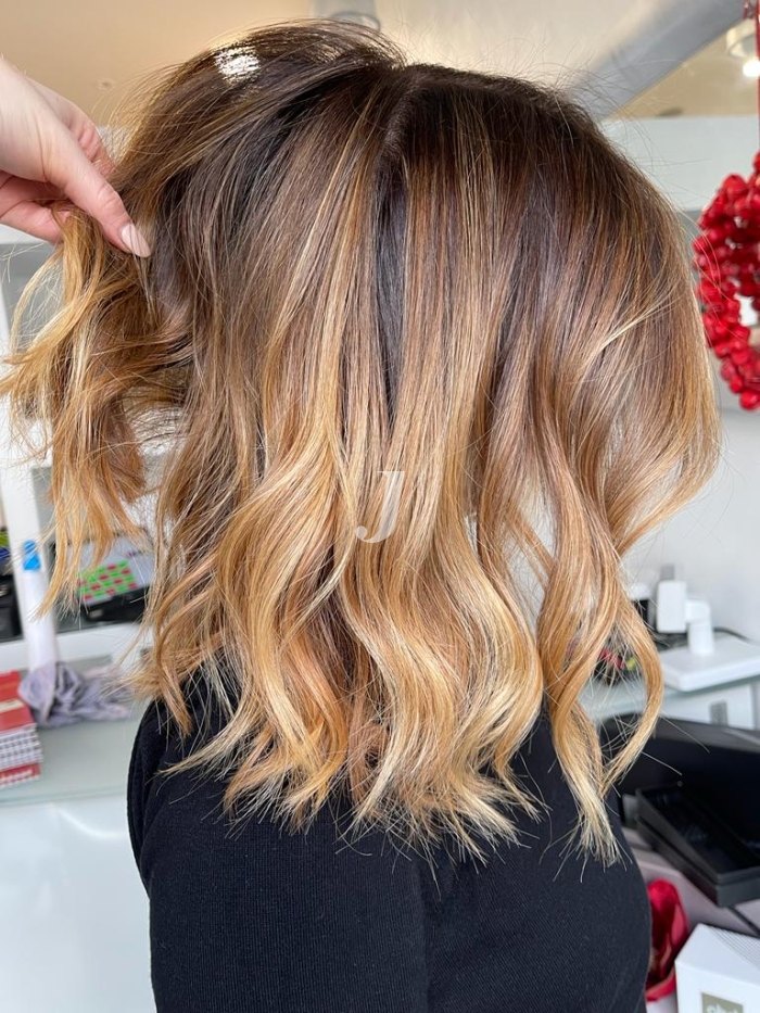 Foto di donna con capelli medi biondo medio dorato