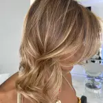 Foto di donna con capelli medi biondo medio dorato