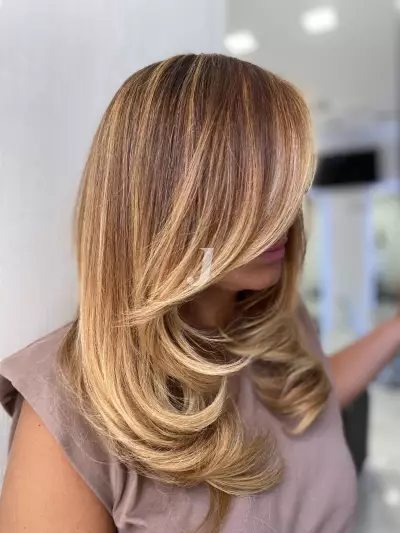 Foto di donna con capelli medi biondo medio dorato