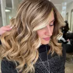 Foto di donna con capelli medi biondo medio dorato