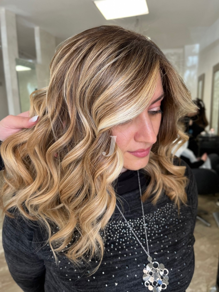 Foto di donna con capelli medi biondo medio dorato