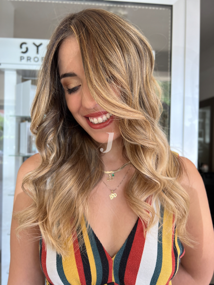 Foto di donna con capelli medi biondo medio dorato