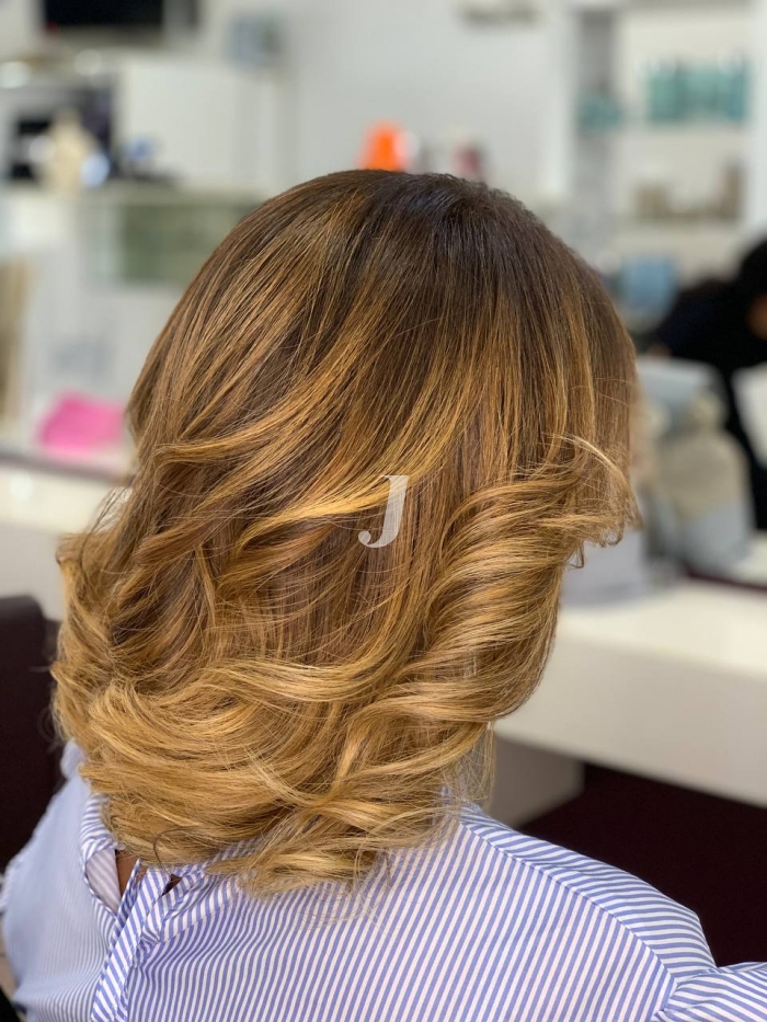 Foto di donna con capelli medi biondo medio dorato