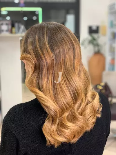 Foto di donna con capelli medi biondo medio dorato