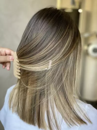 Foto di donna con capelli medi biondo medio sabbia