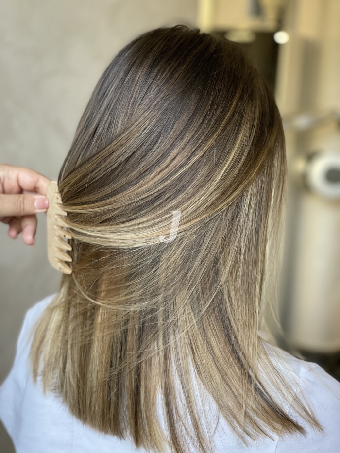 Foto di donna con capelli medi biondo medio sabbia
