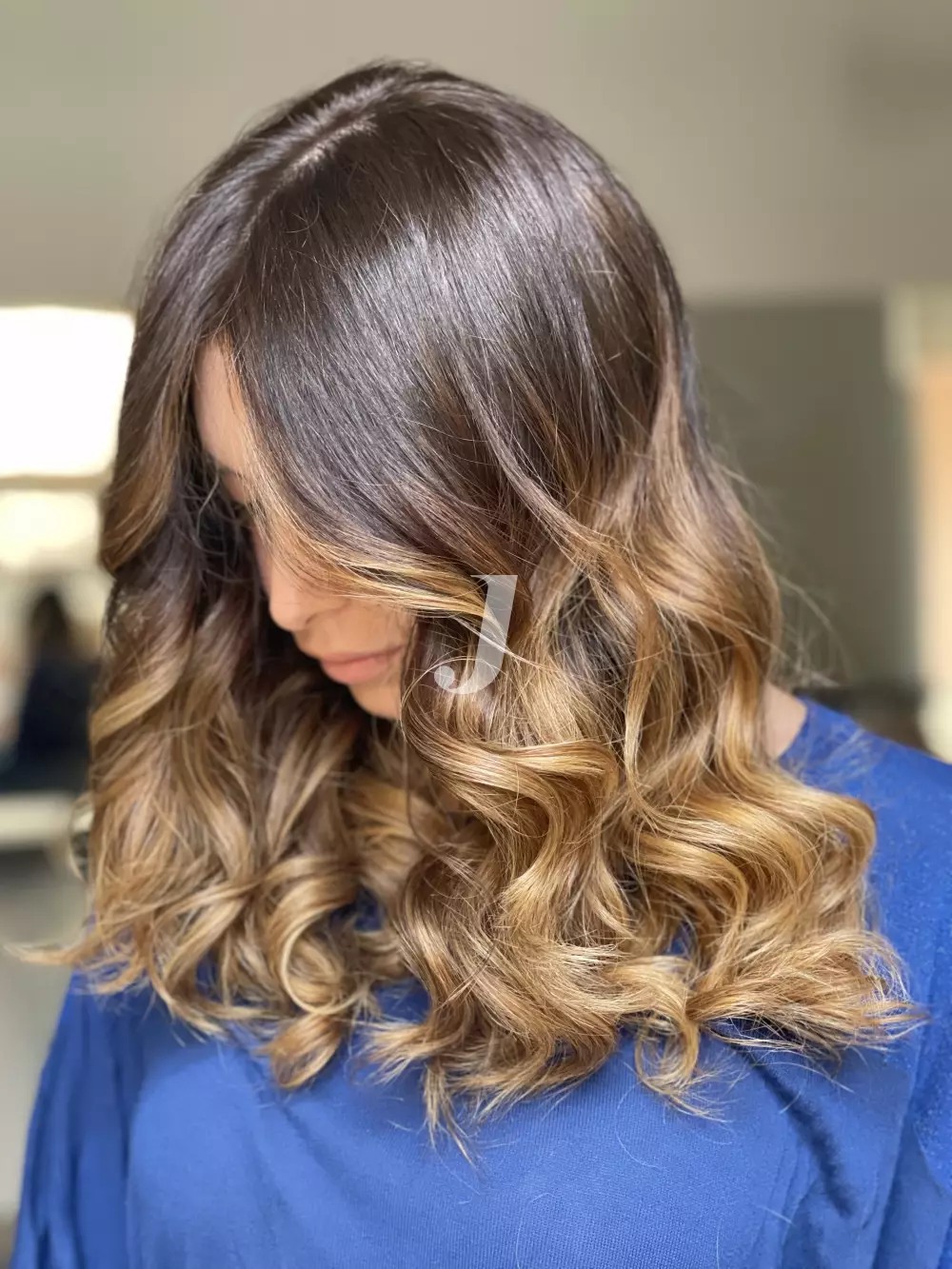 Foto di donna con capelli medi biondo medio sabbia