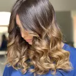 Foto di donna con capelli medi biondo medio sabbia