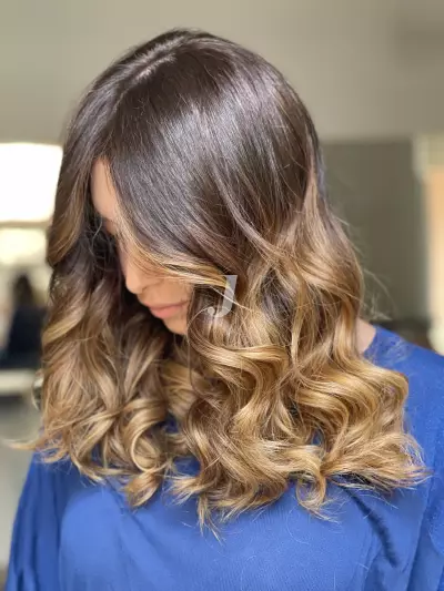 Foto di donna con capelli medi biondo medio sabbia