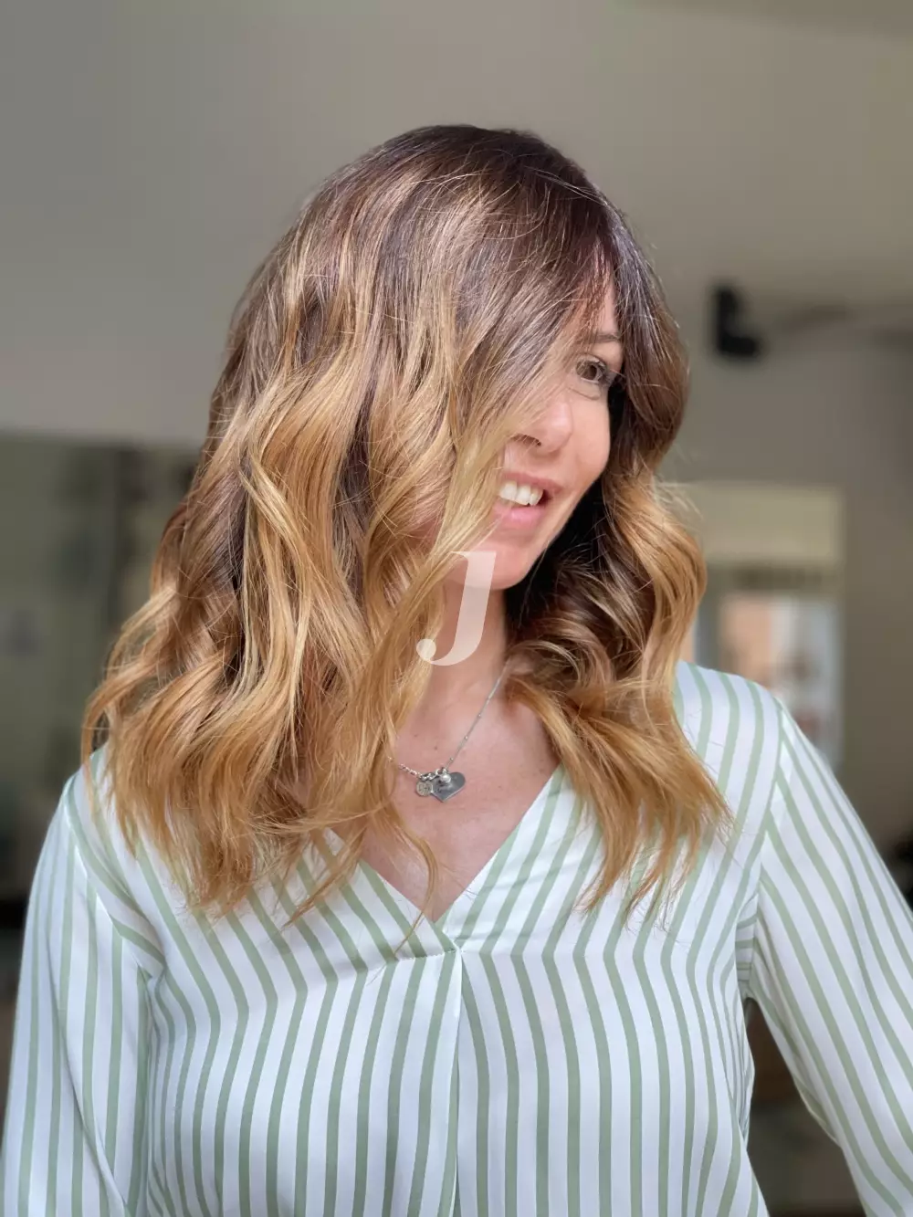 Foto di donna con capelli medi biondo medio sabbia