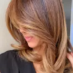 Foto di donna con capelli medi biondo medio sabbia