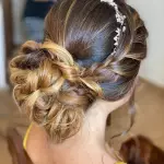 Foto di donna con capelli medi biondo medio sabbia