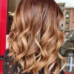 Foto di donna con capelli medi biondo medio sabbia