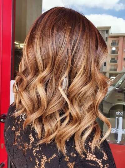 Foto di donna con capelli medi biondo medio sabbia