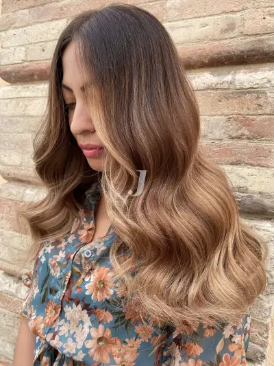 Foto di donna con capelli medi biondo medio sabbia