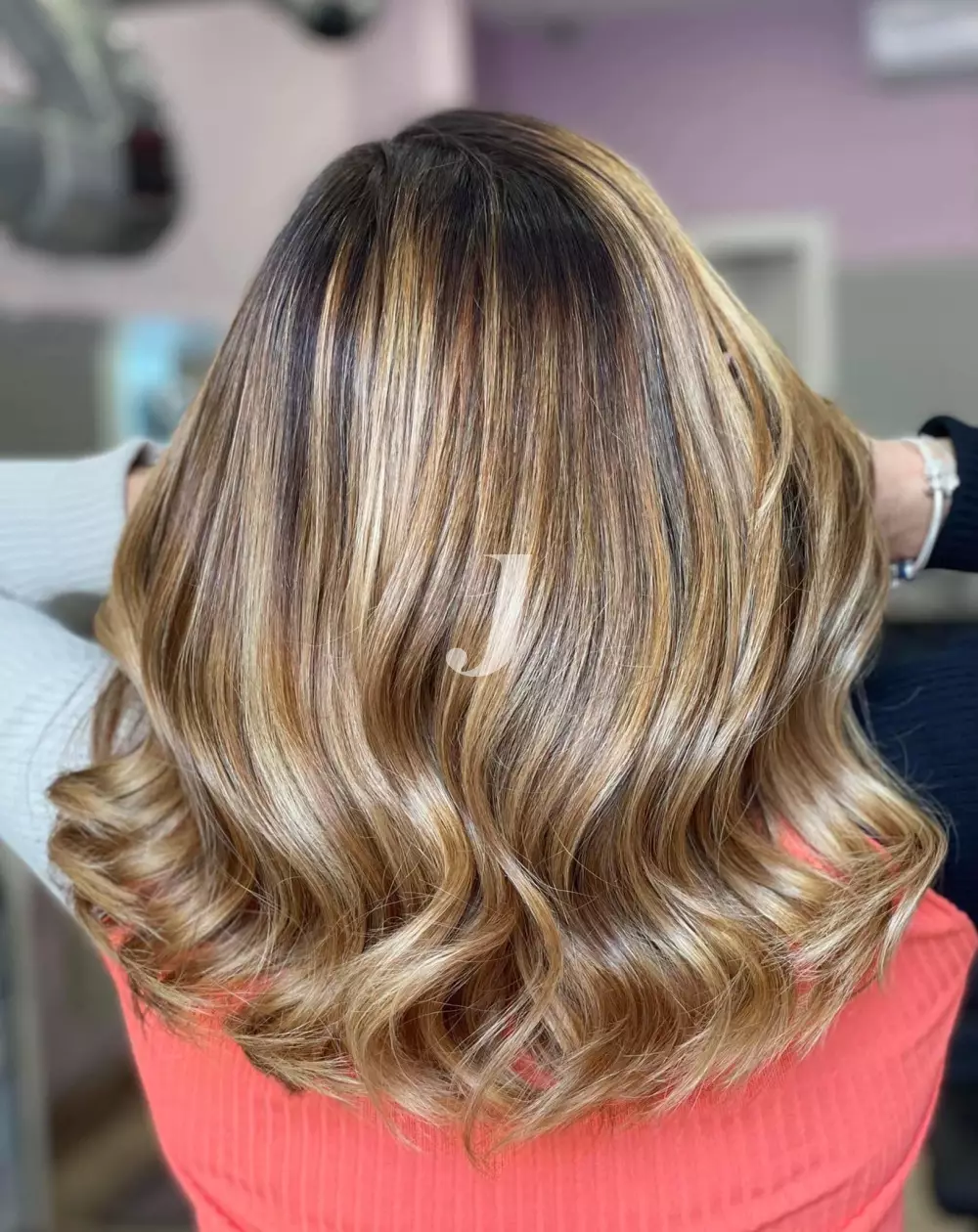 Foto di donna con capelli medi biondo medio sabbia