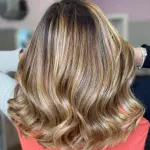 Foto di donna con capelli medi biondo medio sabbia