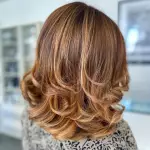 Foto di donna con capelli medi biondo medio sabbia