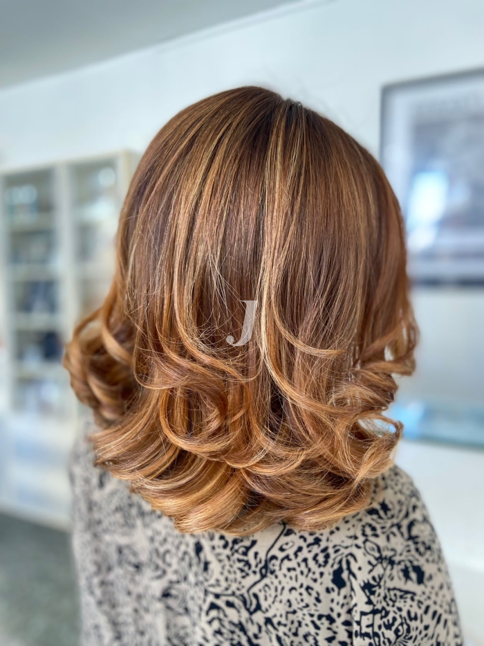 Foto di donna con capelli medi biondo medio sabbia