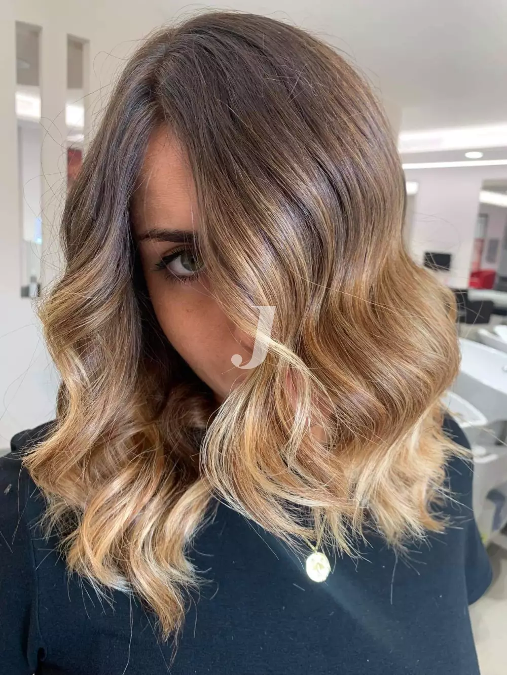 Foto di donna con capelli medi biondo medio sabbia