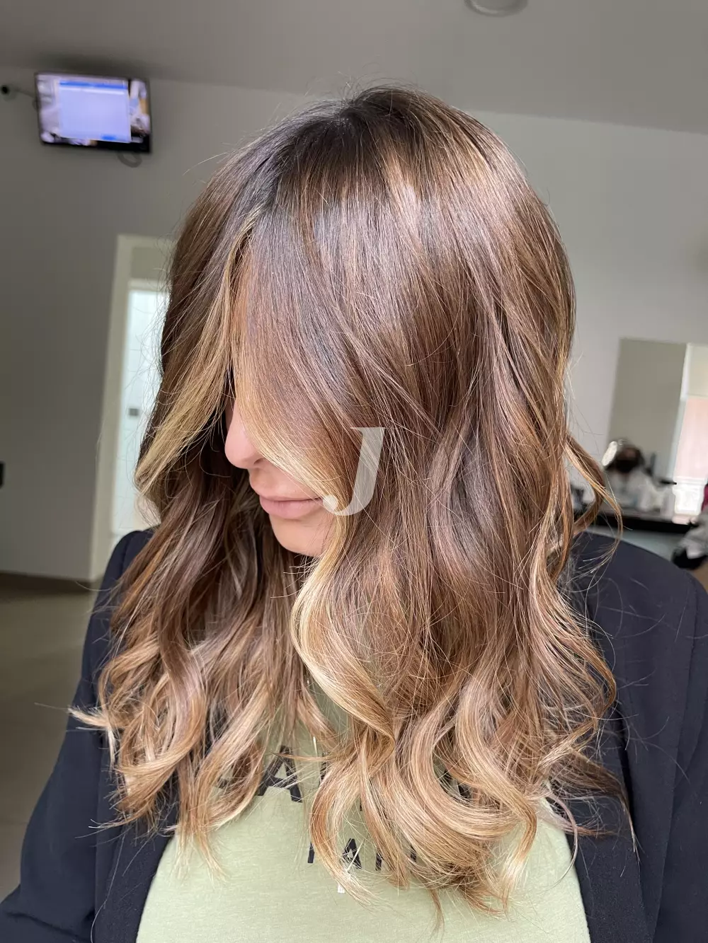 Foto di donna con capelli medi biondo medio sabbia