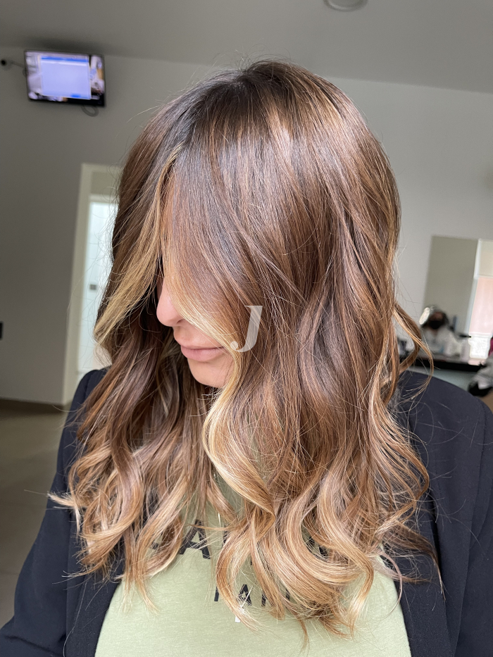 Foto di donna con capelli medi biondo medio sabbia